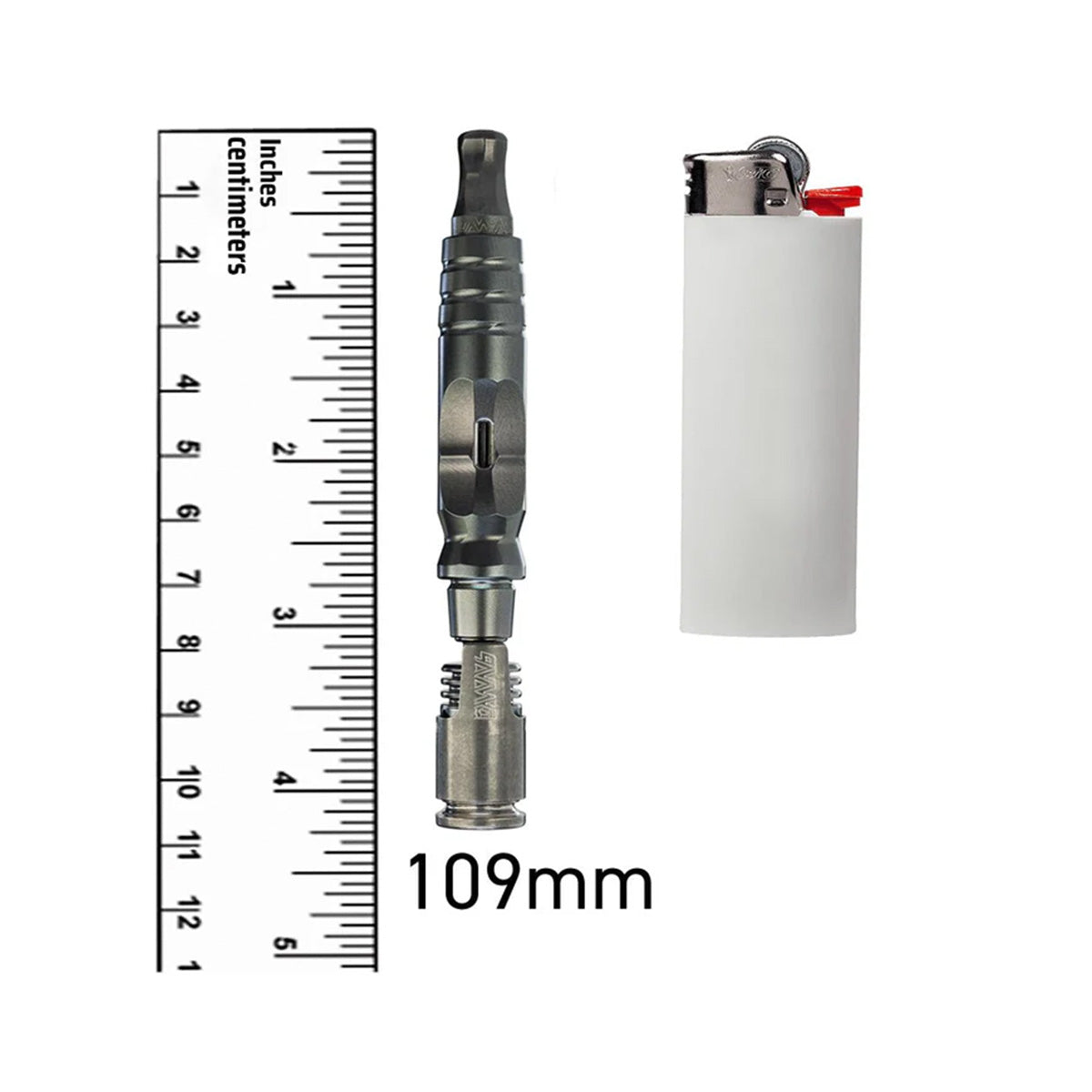 Das Produkt The HyperDyn Vaporizer von DynaVap ist aus Titan und dunkelsilber farbig. Es steht zwischen einem weißen Feuerzeug und einem durchsichtigen Lineal, um die Größe zu veranschaulichen. Das Produkt befindet sich auf einem weißen Hintergrund.