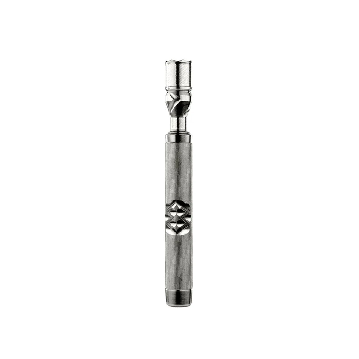 The M7 Vaporizer von DynaVap. Der Verdampfer aus Titan in der Farbe silber-grau steht vertikal auf einem weißen Hintergrund.