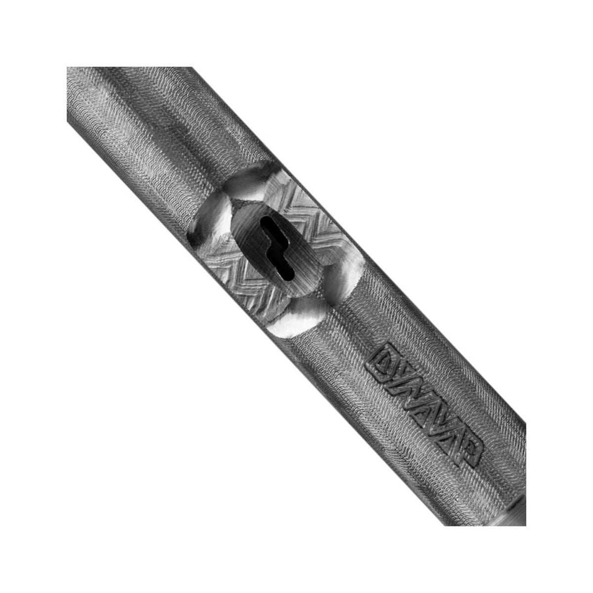 Längliches Einzelteil vom Produkt The M7 Vaporizer von DynaVap aus Titan in der Farbe silber-grau vergößert und auf einem weißen Hintergrund.