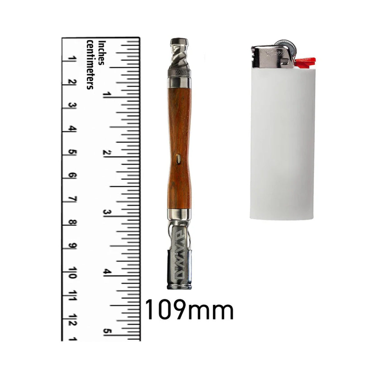 Das Produkt The WoodWynd Vaporizer von DynaVap ist aus Titan und in Holzoptik. Es steht zwischen einem weißen Feuerzeug und einem durchsichtigen Lineal, um die Größe zu veranschaulichen. Das Produkt befindet sich auf einem weißen Hintergrund.