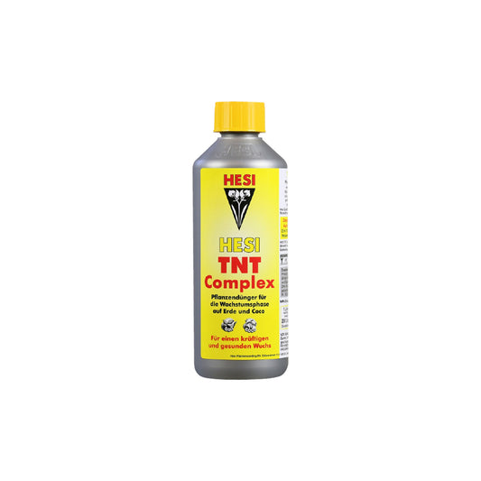 Erde-Dünger „TNT Complex“ von der Marke Hesi. Grau-silber farbige Kunststoffflasche mit gelbem Deckel und gelbem Etikett vor einem weißen Hintergrund.