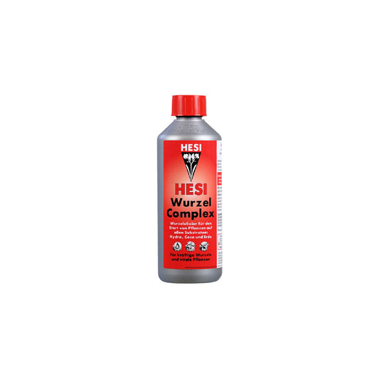 Pflanzenhilfsmittel Wurzel Complex von der Marke Hesi in einer grauen 500ml Kunststoffflasche mit rotem Etikett und rotem Deckel vor einem einfarbigen, weißen Hintergrund.