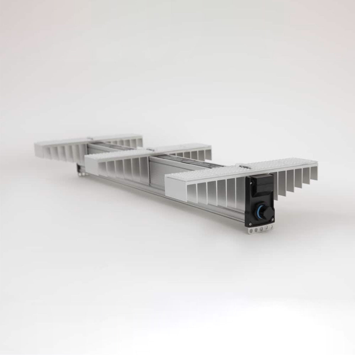LED Beleuchtung für Pflanzen. Growing Lampe von der Marke SANlight, Modell EVO 3 100 1.5 200 Watt. Das Produkt hat drei Leisten mit integrierten LEDs. Es befindet sich auf einem hellen, einfarbigen Hintergrund.