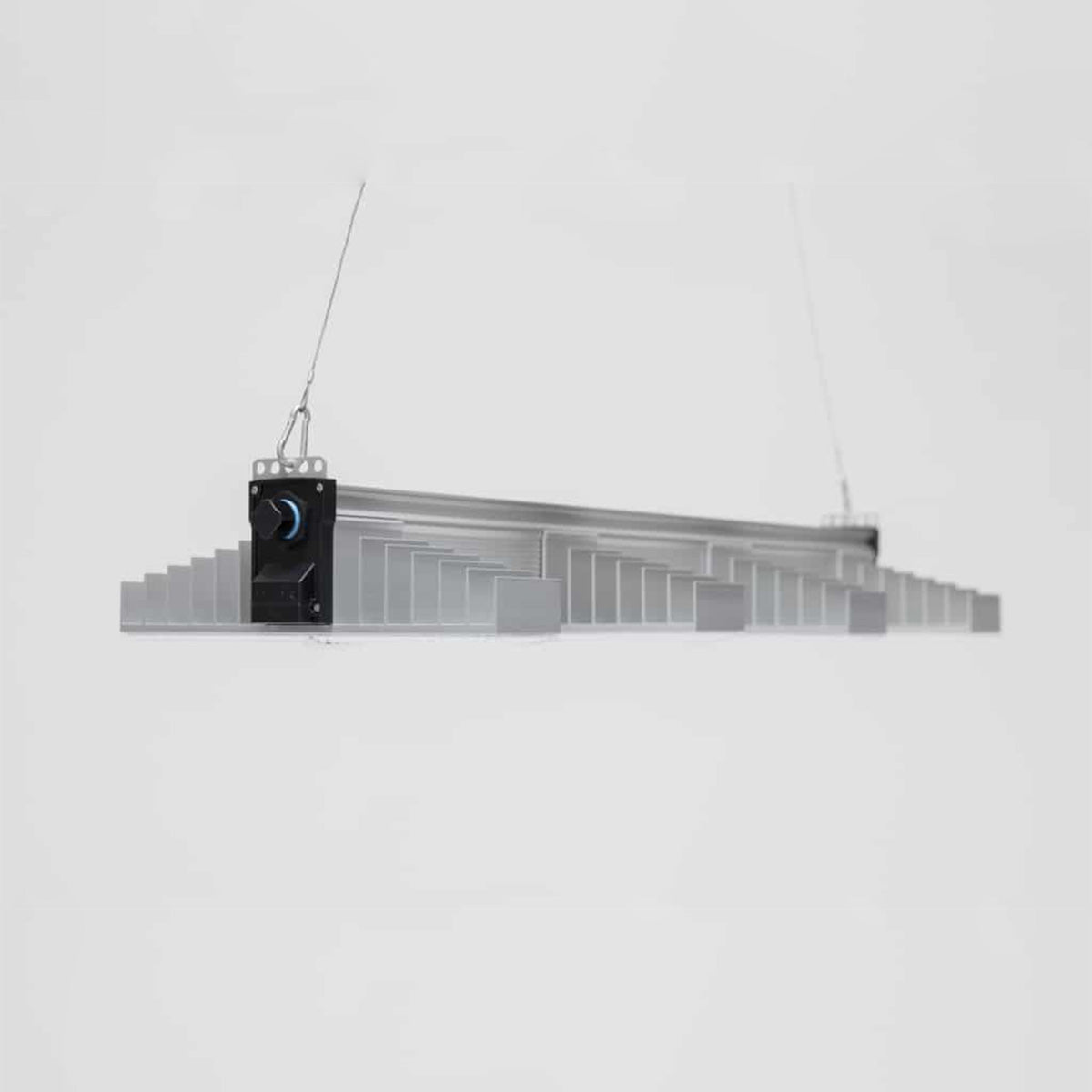 LED Beleuchtung für Pflanzen. Growing Lampe von der Marke SANlight, Modell EVO 4 100 1.5 265 Watt. Das Produkt hat vier Leisten mit integrierten LEDs. Es befindet sich auf einem hellen, einfarbigen Hintergrund.