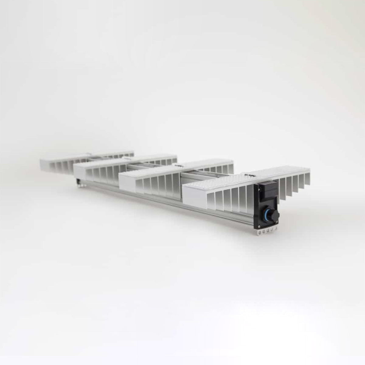 LED Beleuchtung für Pflanzen. Growing Lampe von der Marke SANlight, Modell EVO 4 100 1.5 265 Watt. Das Produkt hat vier Leisten mit integrierten LEDs. Es befindet sich auf einem hellen, einfarbigen Hintergrund.