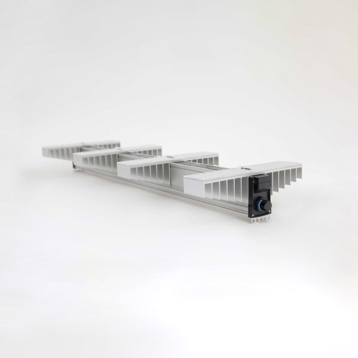 LED Beleuchtung für Pflanzen. Growing Lampe von der Marke SANlight, Modell EVO 4 120 1.5 265 Watt. Das Produkt hat vier Leisten mit integrierten LEDs. Es befindet sich auf einem hellen, einfarbigen Hintergrund.
