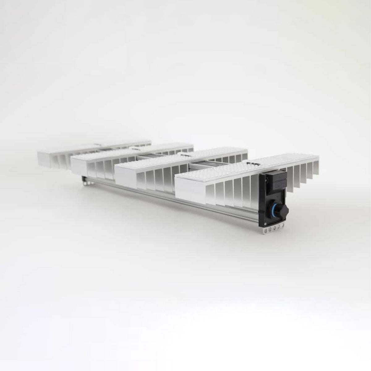 LED Beleuchtung für Pflanzen. Growing Lampe von der Marke SANlight, Modell EVO 4 80 1.5 265 Watt. Das Produkt hat vier Leisten mit integrierten LEDs. Es befindet sich auf einem hellen, einfarbigen Hintergrund.