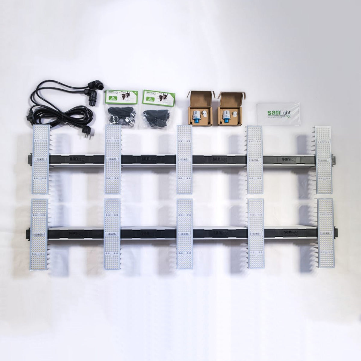 LED Beleuchtung mehrteiliges Set SANlight EVO, 150 mal 150 Zentimeter LED Lampe für Growing mit 680 Watt. LED Lampe, Kabel und Anschlüsse, Gebrauchsanweisung. Auf einem hellen Hintergrund.