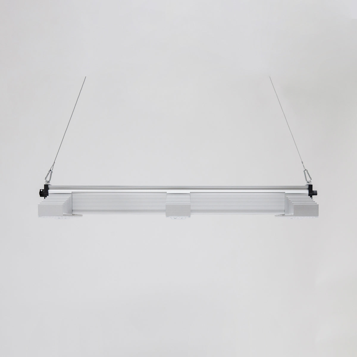 LED Growlampe für höchste Beleuchtungsintensität mit drei länglichen, schmalen Lampen mit integrierten LEDs. Hängeleuchte zur Förderung des Pflanzenwachstums.