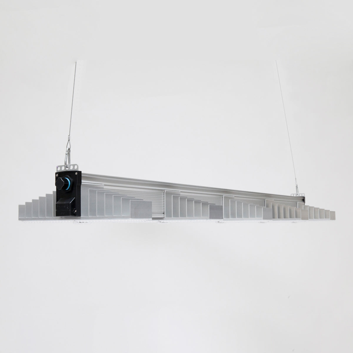 LED Growlampe für höchste Beleuchtungsintensität mit fünf länglichen, schmalen Lampen mit integrierten LEDs. Hängeleuchte zur Förderung des Pflanzenwachstums.