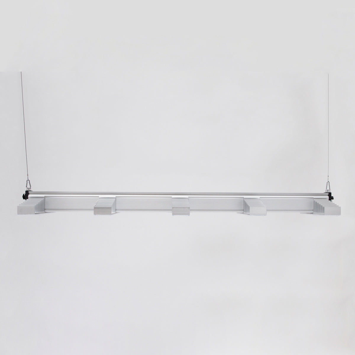 LED Growlampe für höchste Beleuchtungsintensität mit fünf länglichen, schmalen Lampen mit integrierten LEDs. Hängeleuchte zur Förderung des Pflanzenwachstums.