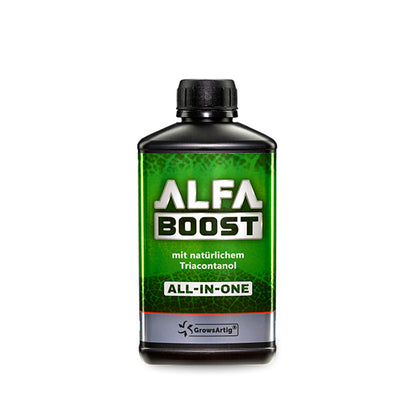 Alfa Boost Pflanzenhilfsmittel von der Marke Growsartig in einer schwarzen Kunststoffflasche mit schwarzem Deckel und grünem Etikett vor einem weißen Hintergrund.