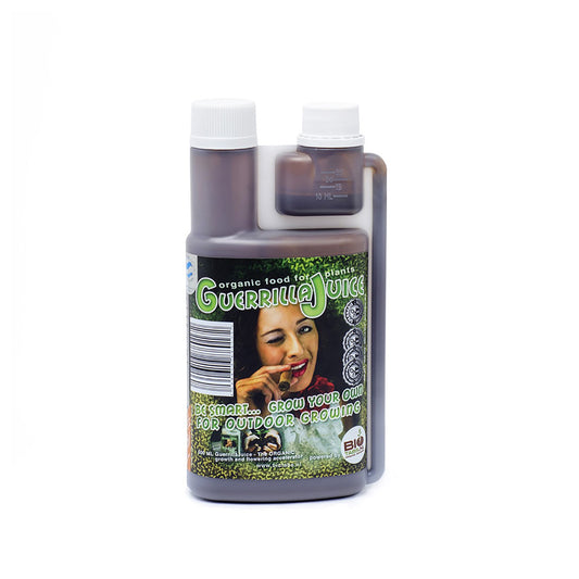 Biotabs Guerrilla Juice 500 ml in einer milchig transparenten 500 Milliliter Flasche der Marke BIO Tabs auf einem weißen Hintergrund.