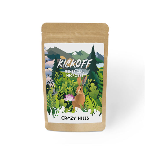Pflanzenhilfsmittel „Kickoff“ von der Marke Crazy Hills. Hellbraunes Papiersachet mit buntem Motiv von einem Hasen in einer Landschaft auf dem Etikett, vor einem weißen Hintergrund.