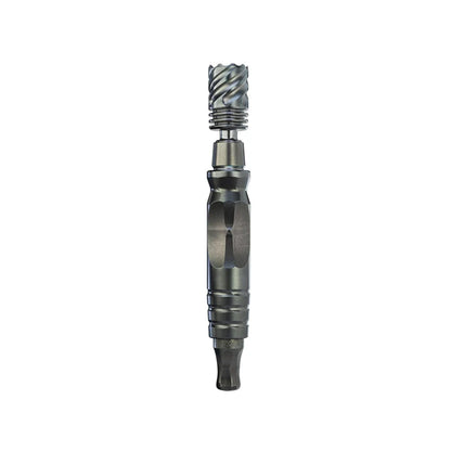 The HyperDyn Vaporizer von DynaVap. Der Verdampfer aus Titan in der Farbe dunkelsilber steht vertikal auf einem weißen Hintergrund.