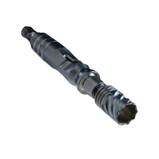 The HyperDyn Vaporizer von DynaVap. Der Verdampfer aus Titan in der Farbe dunkelsilber liegt quer auf einem weißen Hintergrund.