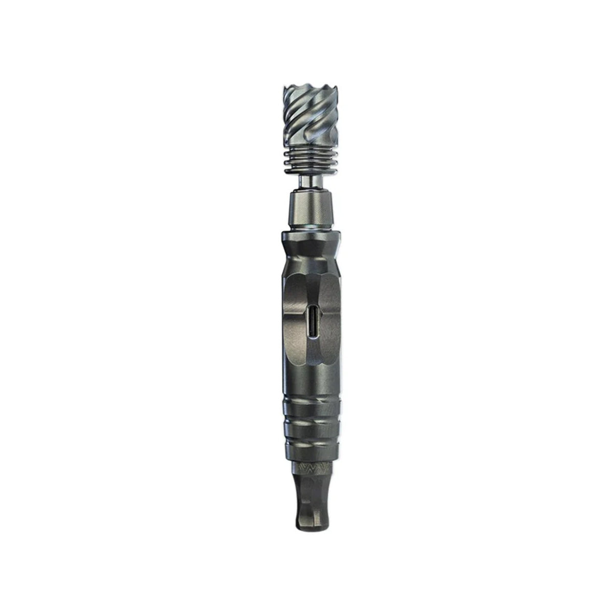 The HyperDyn Vaporizer von DynaVap. Der Verdampfer aus Titan in der Farbe dunkelsilber steht vertikal auf einem weißen Hintergrund.