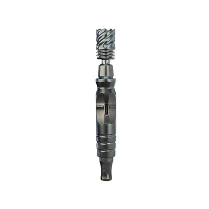The HyperDyn Vaporizer von DynaVap. Der Verdampfer aus Titan in der Farbe dunkelsilber steht vertikal auf einem weißen Hintergrund.