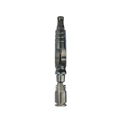 The HyperDyn Vaporizer von DynaVap. Der Verdampfer aus Titan in der Farbe dunkelsilber steht vertikal auf einem weißen Hintergrund.
