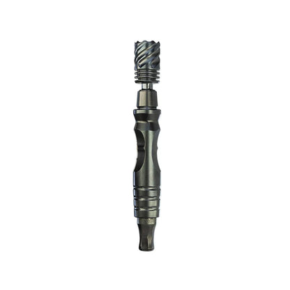The HyperDyn Vaporizer von DynaVap. Der Verdampfer aus Titan in der Farbe dunkelsilber steht vertikal auf einem weißen Hintergrund.