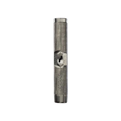 Längliches Einzelteil vom Produkt The M7 Vaporizer von DynaVap aus Titan in der Farbe silber-grau auf einem weißen Hintergrund.