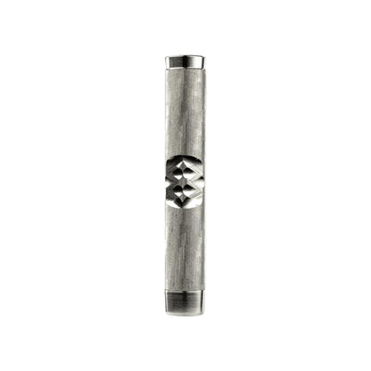 Längliches Einzelteil vom Produkt The M7 Vaporizer von DynaVap aus Titan in der Farbe silber-grau auf einem weißen Hintergrund.