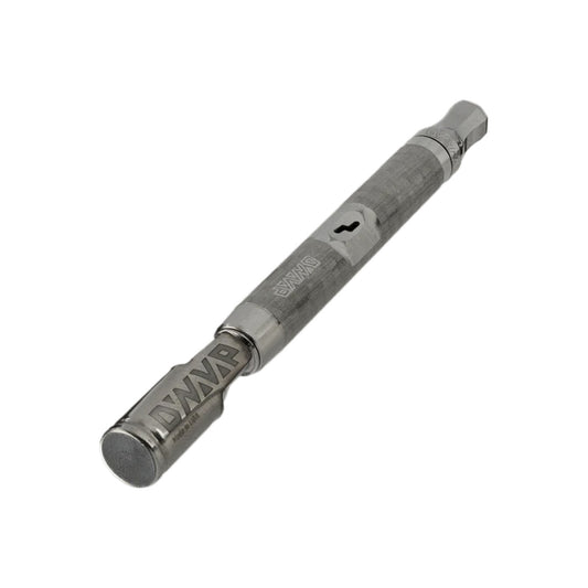 The M7 XL Vaporizer von DynaVap. Der Verdampfer aus Titan in der Farbe silber-grau liegt quer auf einem weißen Hintergrund.