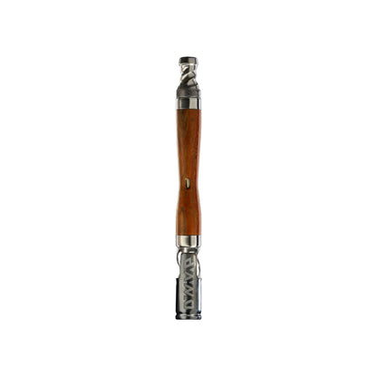 The WoodWynd Vaporizer von DynaVap. Der Verdampfer aus Titan in Holzoptik steht vertikal auf einem weißen Hintergrund.