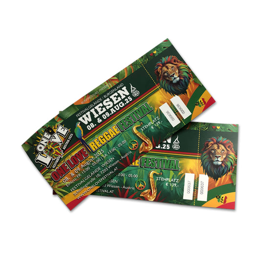 Auf dem Bild sind zwei Festivalpässe für das One Love Reggae Festival in Wiesen auf einem weißen Hintergrund.