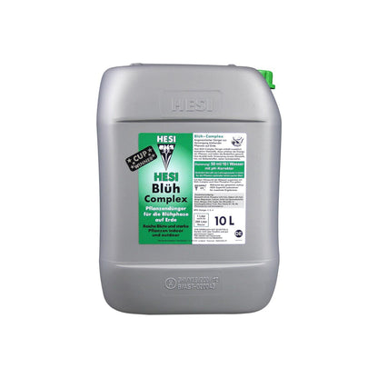 Erde-Dünger „Blüh Complex“ von der Marke Hesi. Grau-silber farbiger Kunststoffbehälter mit grünem Deckel und grünem Etikett vor einem weißen Hintergrund.