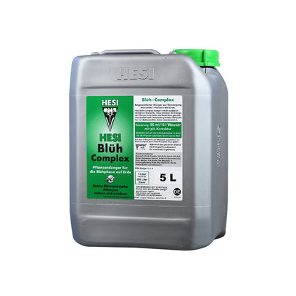 Erde-Dünger „Blüh Complex“ von der Marke Hesi. Grau-silber farbiger Kunststoffbehälter mit grünem Deckel und grünem Etikett vor einem weißen Hintergrund.