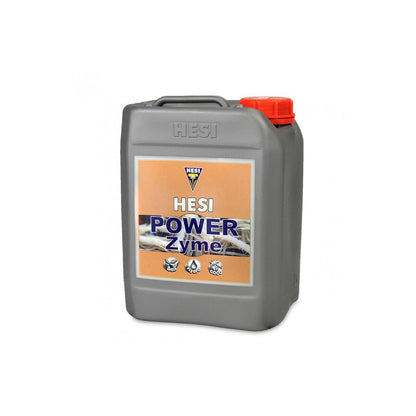 Pflanzenhilfsmittel PowerZyme von der Marke Hesi in einem grauen fünf Liter Kunststoffbehälter mit Etikett und orangenem Deckel vor einem einfarbigen, weißen Hintergrund.