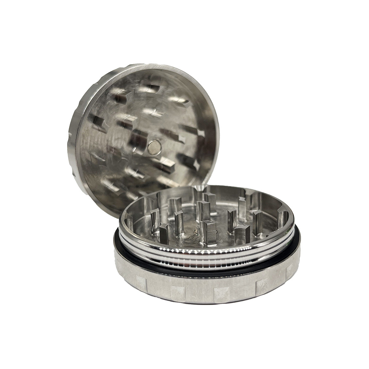 Edelstahl Grinder von der Marke NV mit einem Durchmesser von dreiundsechzig Millimeter und zweiteilig. Der Hintergrund ist weiß.