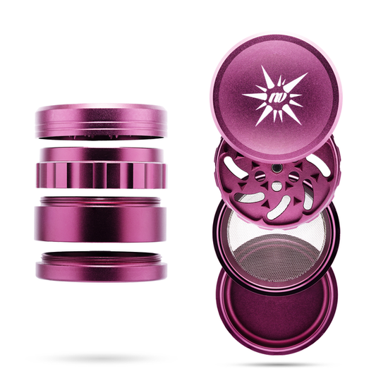 Vierteiliger Grinder aus Aluminium von der Marke NV in der Farbe pink und mit einem Durchmesser von fünfzig Millimeter auf einem weißen Hintergrund.