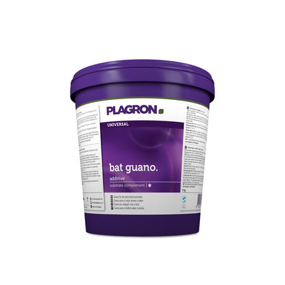 Das Produkt Bat Guano von der Marke PLAGRON in einem runden lila Kunststoffbehälter vor einem weißen Hintergrund.