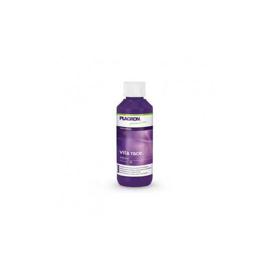 Pflanzenhilfsmittel Vita Race von der Marke Plagron in einem hundert Milliliter Kunststofffläschchen in der Farbe lila und mit einem Etikett versehen vor einem weißen Hintergrund.