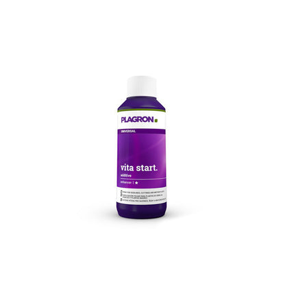 Pflanzenhilfsmittel Vita Start von der Marke Plagron in einem hundert Milliliter Kunststofffläschchen in der Farbe lila und mit einem Etikett versehen vor einem weißen Hintergrund.
