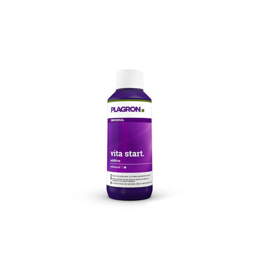 Pflanzenhilfsmittel Vita Start von der Marke Plagron in einem hundert Milliliter Kunststofffläschchen in der Farbe lila und mit einem Etikett versehen vor einem weißen Hintergrund.