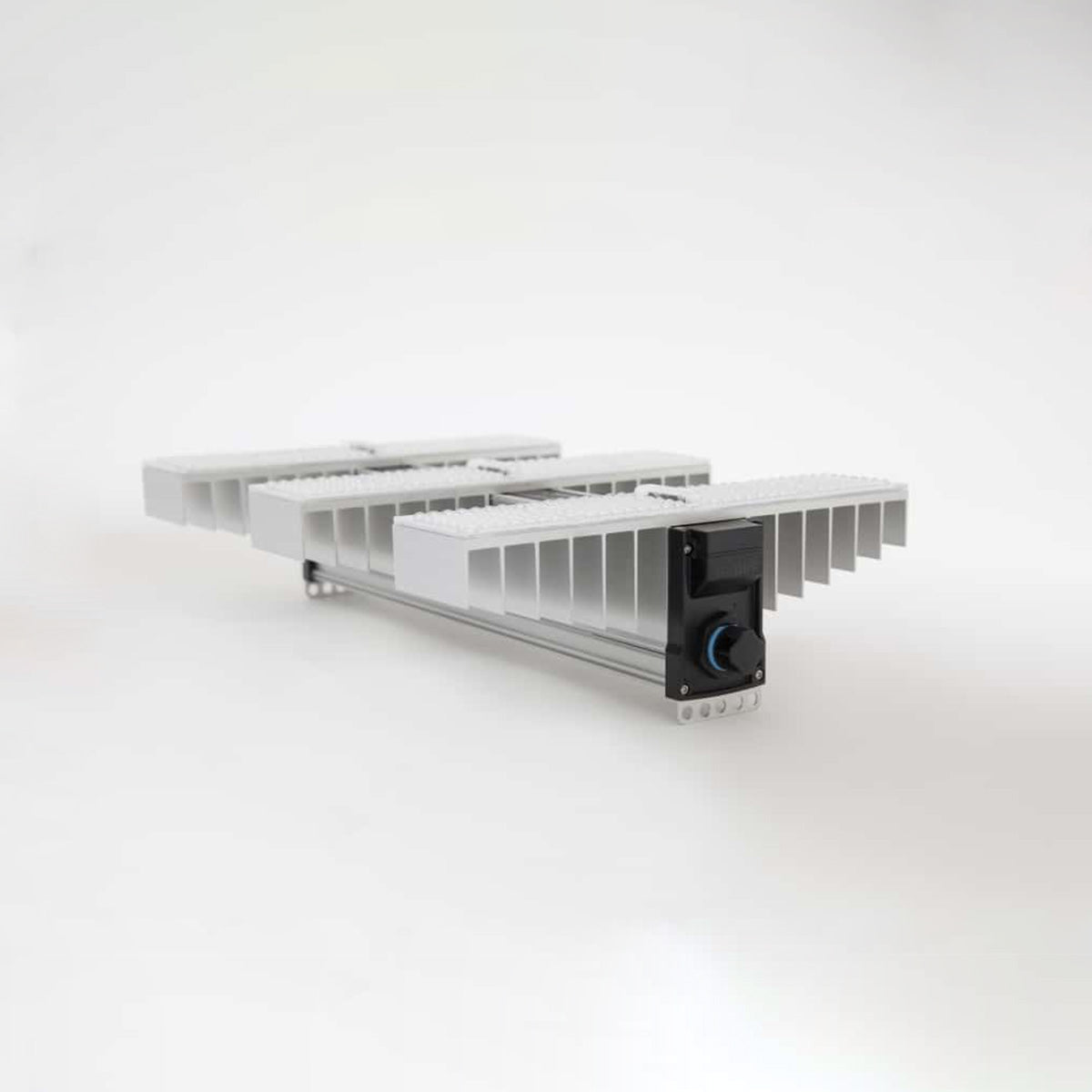 LED Beleuchtung für Pflanzen. Growing Lampe von der Marke SANlight, Modell EVO 3 60 1.5 200 Watt. Das Produkt hat drei Leisten mit integrierten LEDs. Es befindet sich auf einem hellen, einfarbigen Hintergrund.