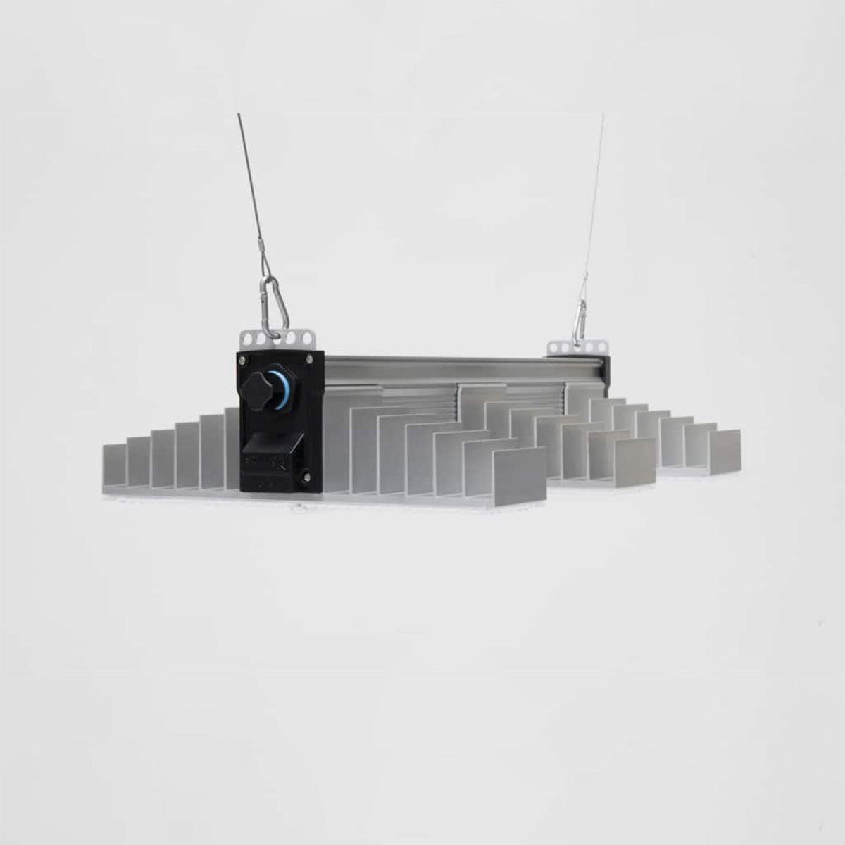 LED Beleuchtung für Pflanzen. Growing Lampe von der Marke SANlight, Modell EVO 3 60 1.5 200 Watt. Das Produkt hat drei Leisten mit integrierten LEDs. Es befindet sich auf einem hellen, einfarbigen Hintergrund.