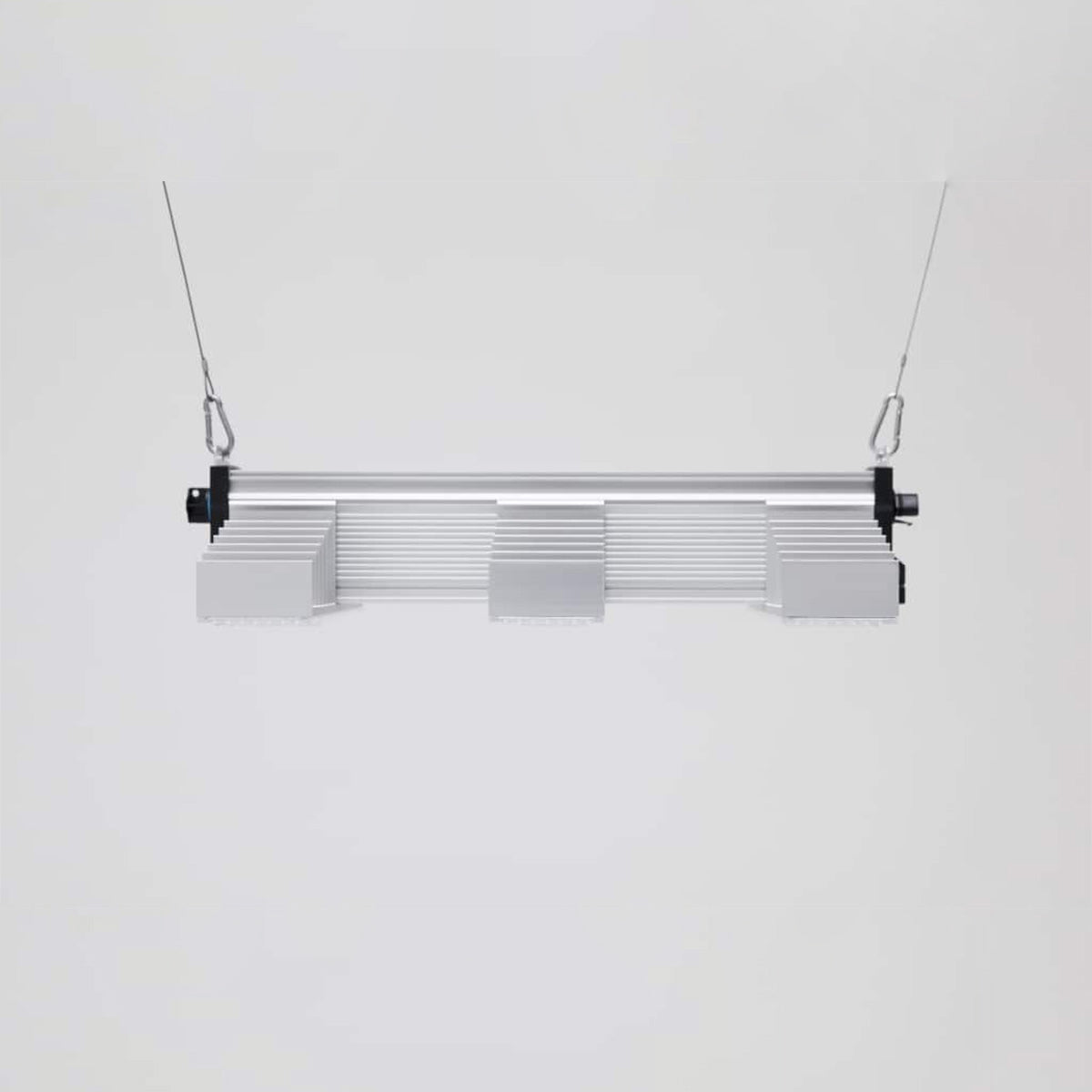 LED Beleuchtung für Pflanzen. Growing Lampe von der Marke SANlight, Modell EVO 3 60 1.5 200 Watt. Das Produkt hat drei Leisten mit integrierten LEDs. Es befindet sich auf einem hellen, einfarbigen Hintergrund.