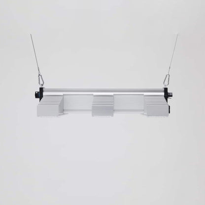 LED Beleuchtung für Pflanzen. Growing Lampe von der Marke SANlight, Modell EVO 3 60 1.5 200 Watt. Das Produkt hat drei Leisten mit integrierten LEDs. Es befindet sich auf einem hellen, einfarbigen Hintergrund.