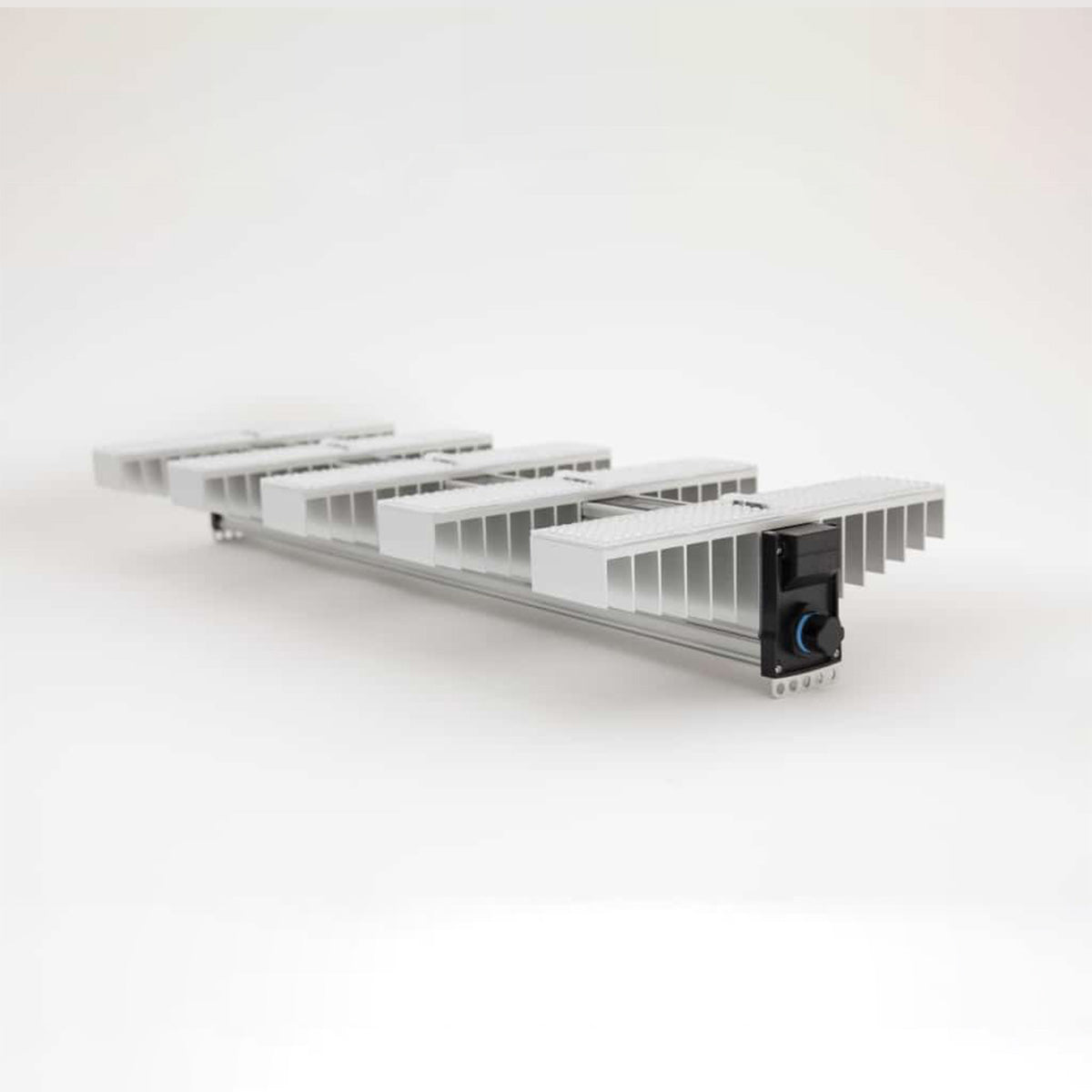 LED Beleuchtung für Pflanzen. Growing Lampe von der Marke SANlight, Modell EVO 5 100 1.5 340 Watt. Das Produkt hat fünf Leisten mit integrierten LEDs. Es befindet sich auf einem hellen, einfarbigen Hintergrund.