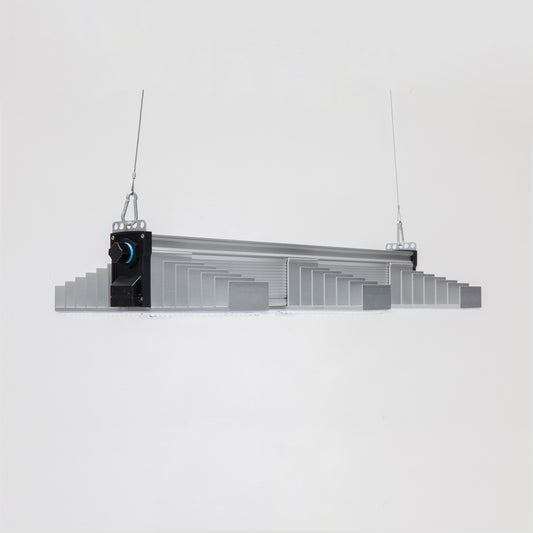 LED Growlampe für höchste Beleuchtungsintensität mit drei länglichen, schmalen Lampen mit integrierten LEDs. Hängeleuchte zur Förderung des Pflanzenwachstums. 