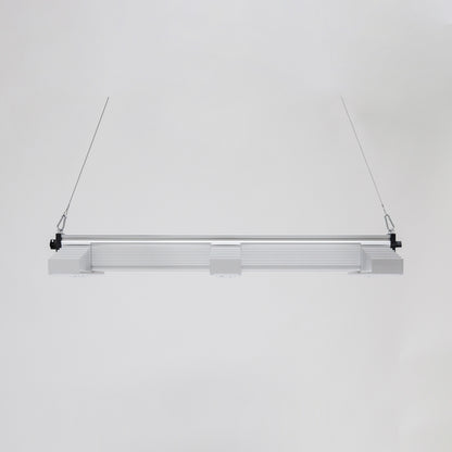 LED Growlampe für höchste Beleuchtungsintensität mit drei länglichen, schmalen Lampen mit integrierten LEDs. Hängeleuchte zur Förderung des Pflanzenwachstums. 