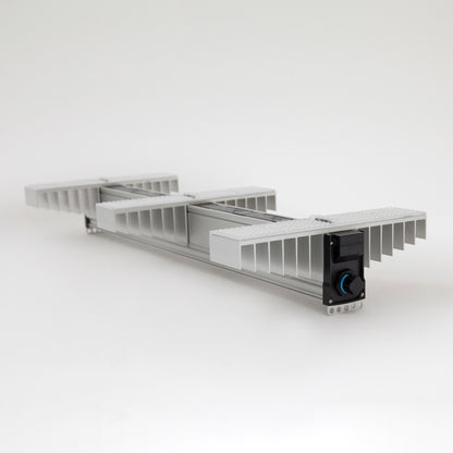 LED Growlampe für höchste Beleuchtungsintensität mit drei länglichen, schmalen Lampen mit integrierten LEDs. Hängeleuchte zur Förderung des Pflanzenwachstums. 