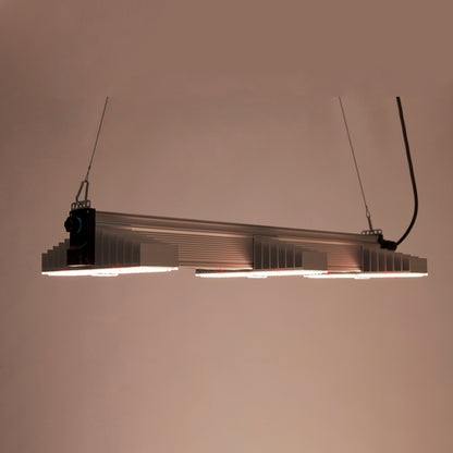 LED Growlampe für höchste Beleuchtungsintensität mit drei länglichen, schmalen Lampen mit integrierten LEDs. Hängeleuchte zur Förderung des Pflanzenwachstums. Das Bild zeigt die LED Growlampe, wie sie in dunkler Umgebung leuchtet.