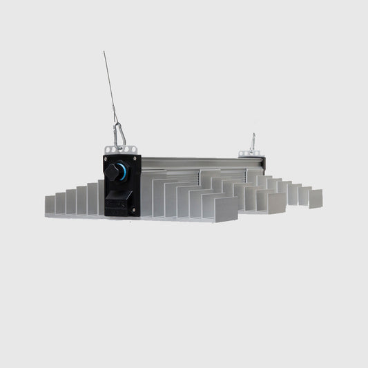 LED Growlampe für höchste Beleuchtungsintensität mit drei länglichen, schmalen Lampen mit integrierten LEDs. Hängeleuchte zur Förderung des Pflanzenwachstums.