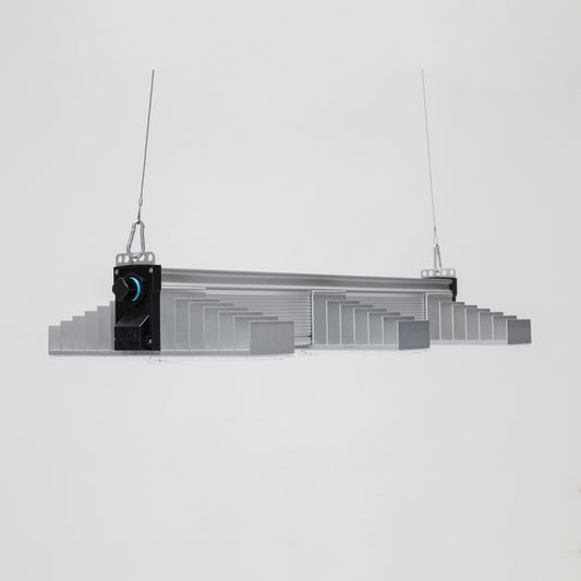 LED Growlampe für höchste Beleuchtungsintensität mit drei länglichen, schmalen Lampen mit integrierten LEDs. Hängeleuchte zur Förderung des Pflanzenwachstums.