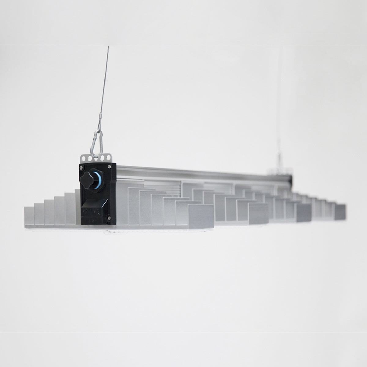 LED Growlampe für höchste Beleuchtungsintensität mit vier länglichen, schmalen Lampen mit integrierten LEDs. Hängeleuchte zur Förderung des Pflanzenwachstums. 